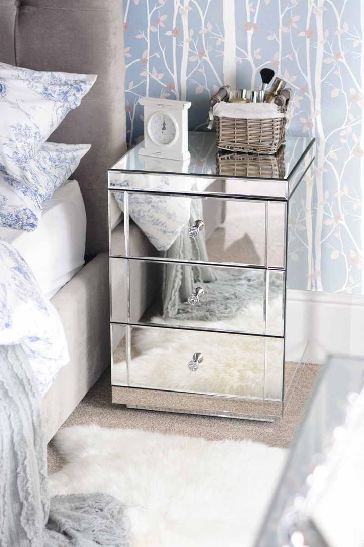 Lucia Mirrored Bedside Table with 3 Drawers homify 클래식스타일 침실 베드 사이드 테이블