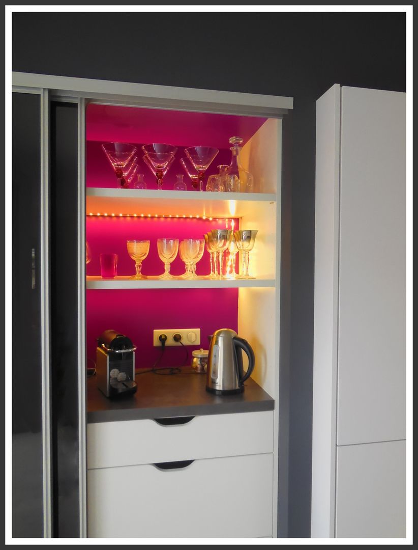 cuisine épurée, Scènes d'Intérieur Scènes d'Intérieur Modern kitchen Glass Cabinets & shelves