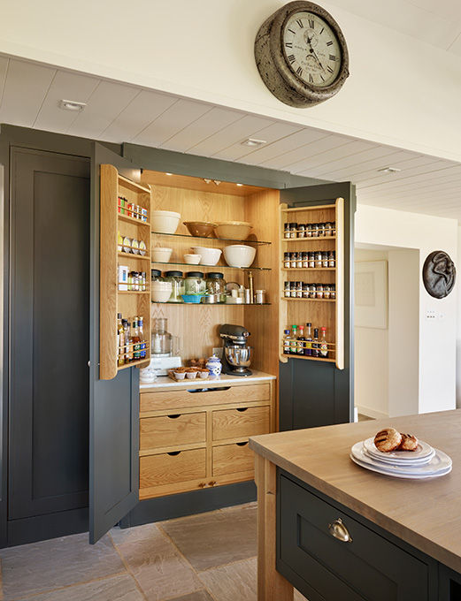 Orford | A classic country kitchen with coastal inspiration Davonport クラシックデザインの キッチン 木