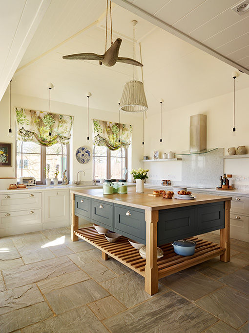 Orford | A classic country kitchen with coastal inspiration Davonport ห้องครัว ไม้ Wood effect