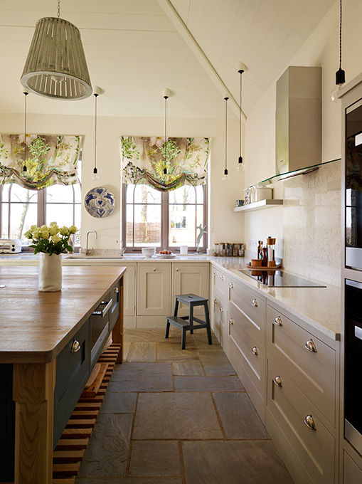 Orford | A classic country kitchen with coastal inspiration Davonport Cocinas de estilo clásico Madera Acabado en madera