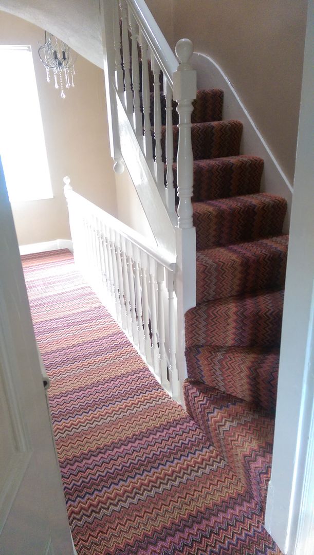 White bannisters, rich walls and Fabulous carpet. Wools of New Zealand オリジナルスタイルの 玄関&廊下&階段 羊毛 オレンジ