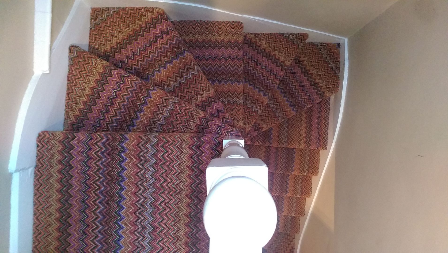 Drone view of these tribal inspired colourful stairs Wools of New Zealand Pasillos, vestíbulos y escaleras eclécticos Lana Naranja