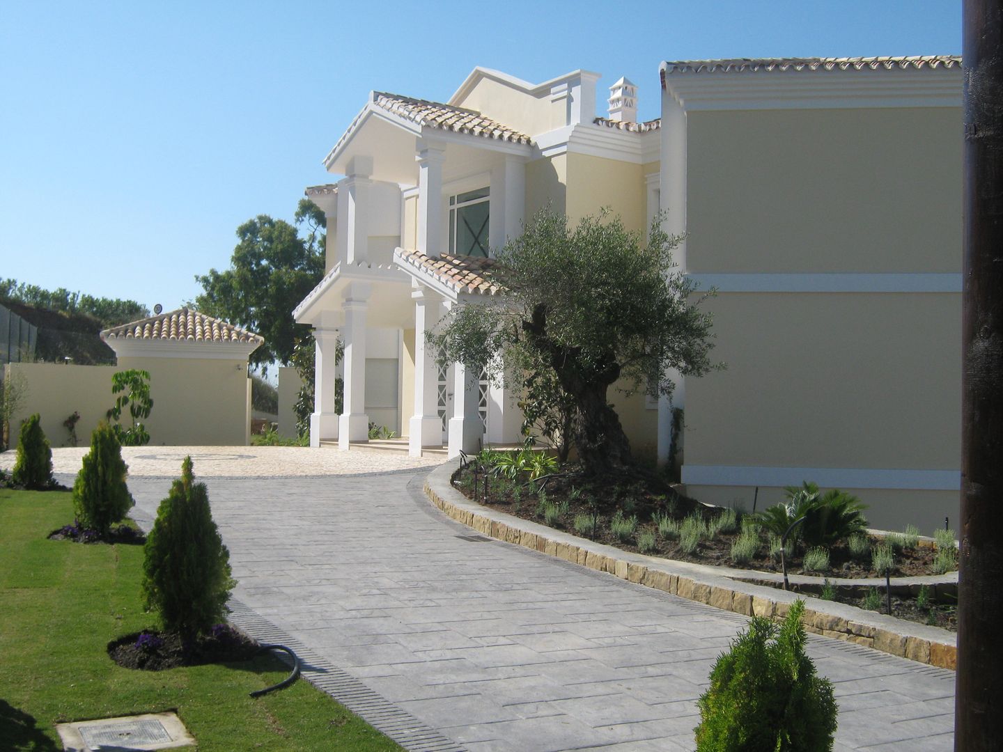 acceso desde la calle UAArquitectos Casas de estilo mediterráneo