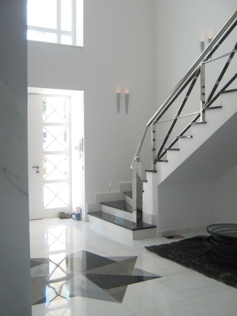 Vivienda en Marbella, UAArquitectos UAArquitectos Mediterranean style corridor, hallway and stairs