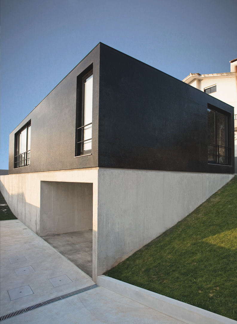 Casa de Moleiros, GRAU.ZERO Arquitectura GRAU.ZERO Arquitectura Modern houses ٹائلیں