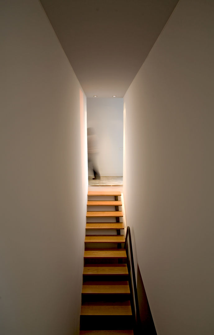 Casa de Moleiros, GRAU.ZERO Arquitectura GRAU.ZERO Arquitectura Modern corridor, hallway & stairs ٹھوس لکڑی Multicolored