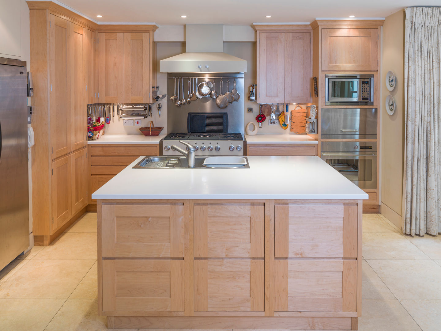 Balham Maple Kitchen designed and made by Tim Wood Tim Wood Limited Cocinas de estilo moderno Madera maciza Multicolor