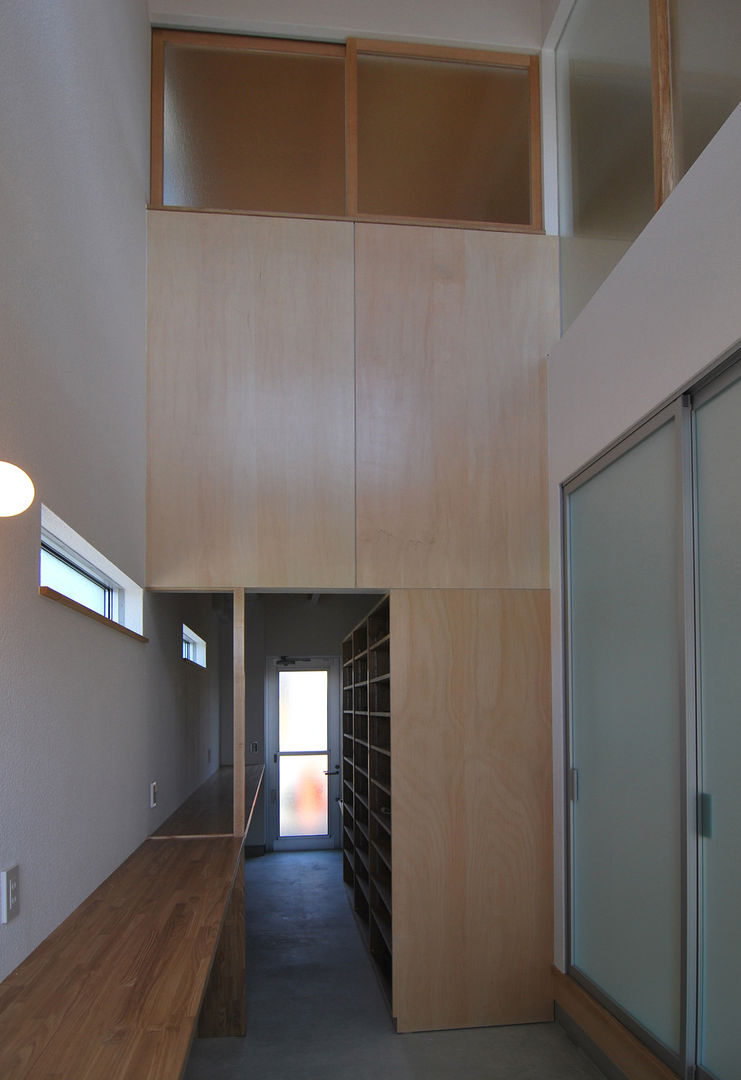 浜松の家, 原 空間工作所 HARA Urban Space Factory 原 空間工作所 HARA Urban Space Factory Modern corridor, hallway & stairs Wood Wood effect Drawers & shelves