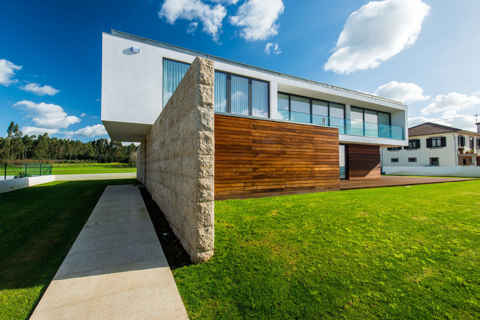 Projeto de arquitetura de casa junto ao mar, a3mais a3mais Rumah Modern