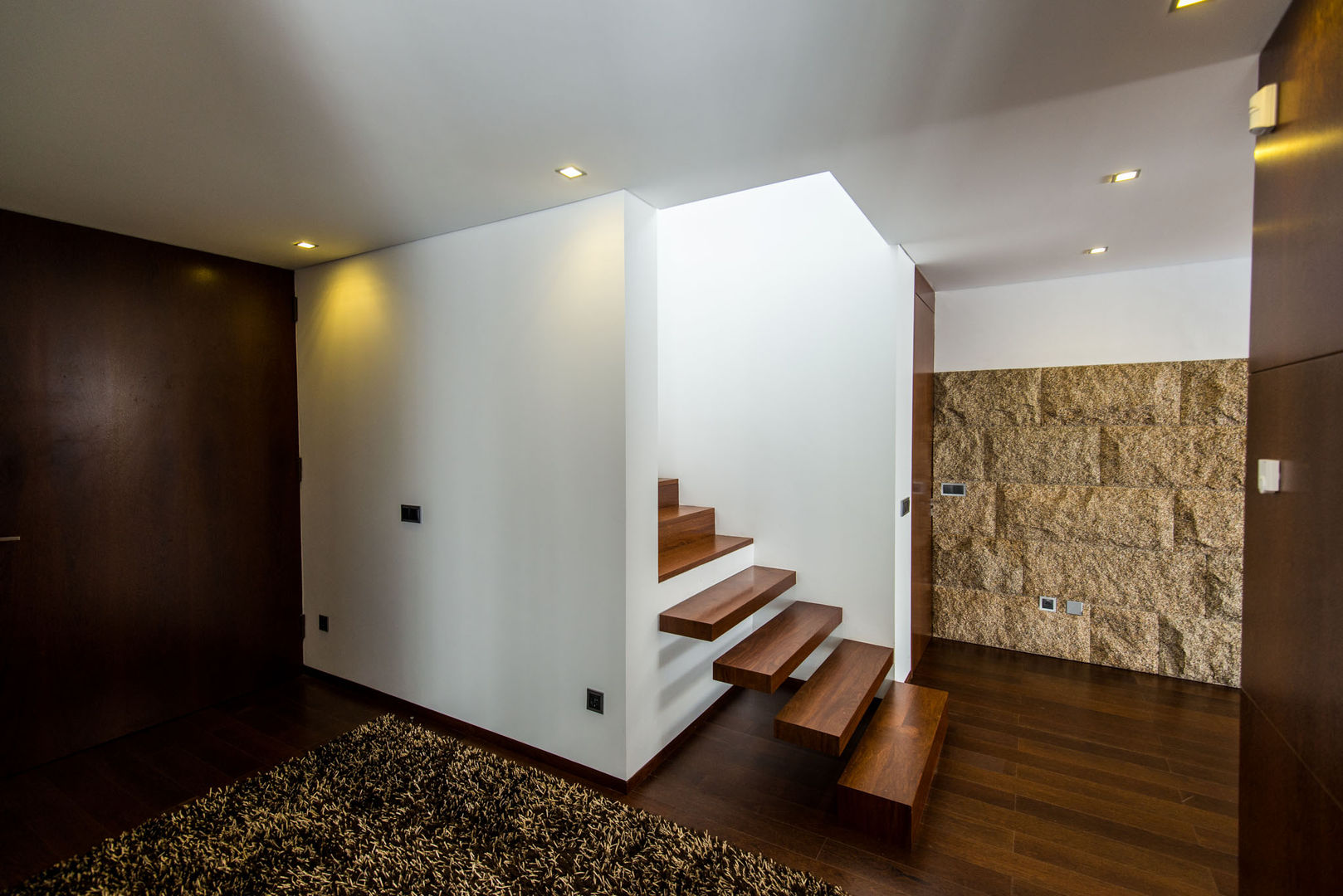 Projeto de arquitetura de casa junto ao mar, a3mais a3mais Modern corridor, hallway & stairs