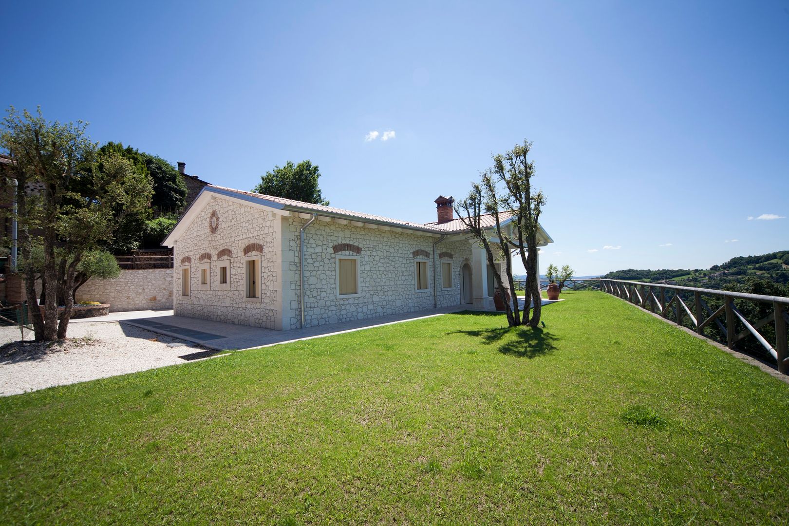 homify Casas de estilo rústico Madera Acabado en madera