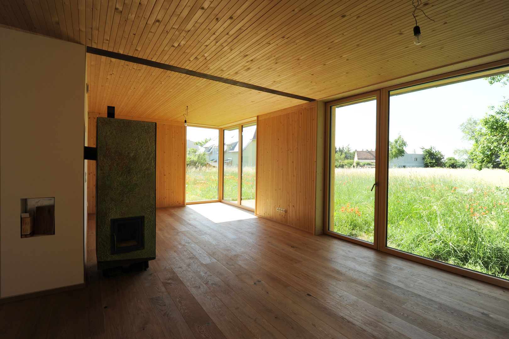 Niedrigstenergie - Einfamilienhaus in Brettstapelbauweise in Bad Vöslau (A), Symbios Architektur Symbios Architektur Вітальня Дерево Дерев'яні