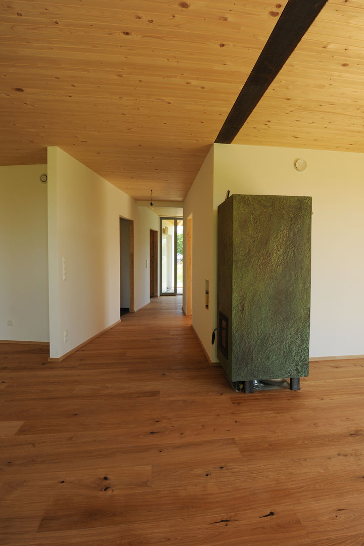 Niedrigstenergie - Einfamilienhaus in Brettstapelbauweise in Bad Vöslau (A), Symbios Architektur Symbios Architektur Modern Corridor, Hallway and Staircase Wood Wood effect