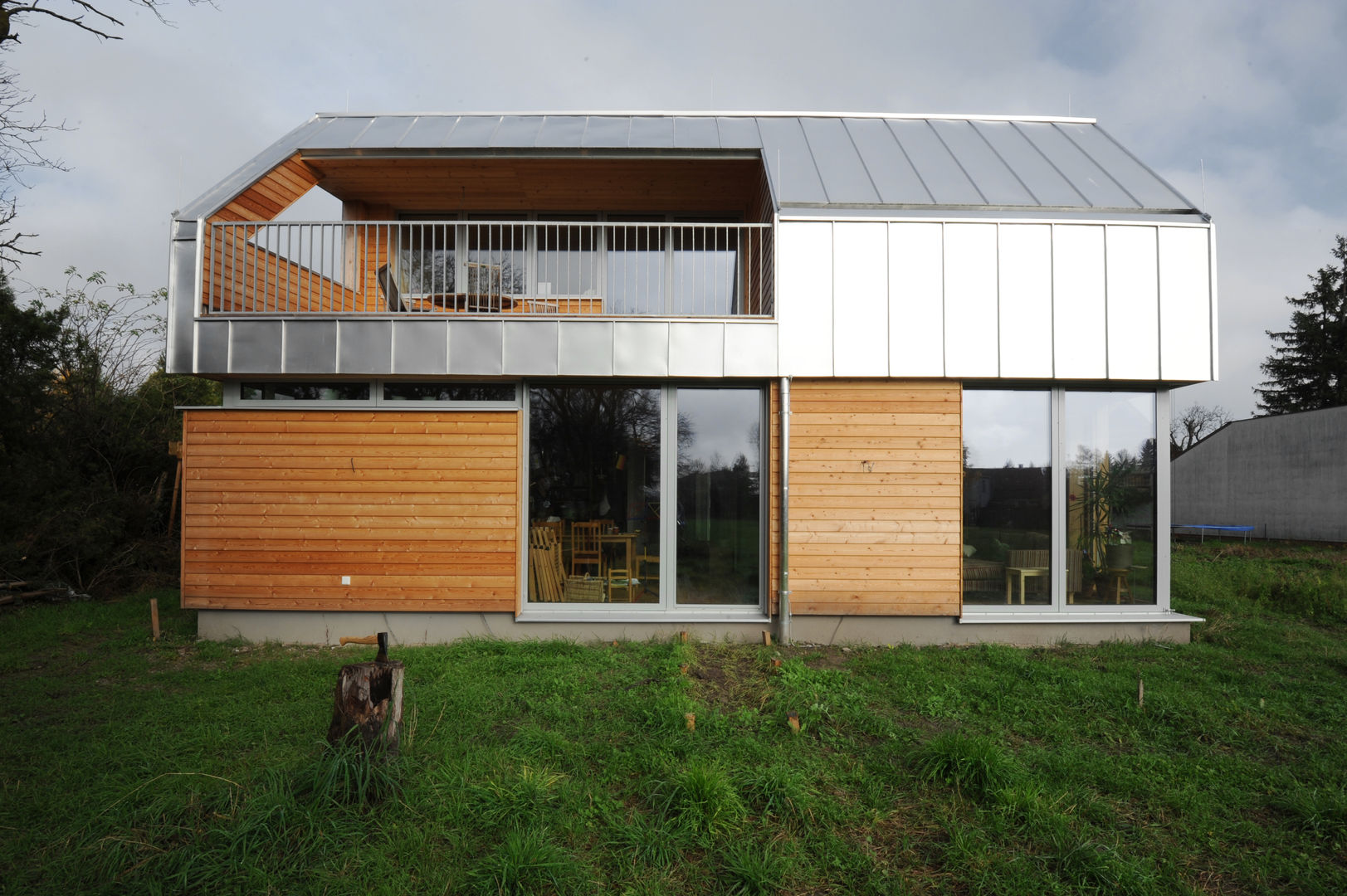 Niedrigstenergie - Einfamilienhaus in Brettstapelbauweise in Bad Vöslau (A), Symbios Architektur Symbios Architektur Casas modernas Madeira Efeito de madeira