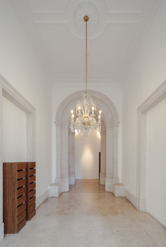PAÇO DO DUQUE BUILDINGS LISBON, OPERA I DESIGN MATTERS OPERA I DESIGN MATTERS Classic style corridor, hallway and stairs