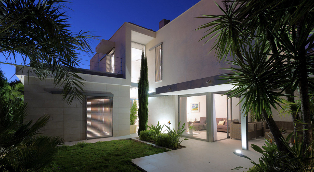 Casa alrededor de una yuca, Málek Murad y María García Estudio de Arquitectura Málek Murad y María García Estudio de Arquitectura Modern houses