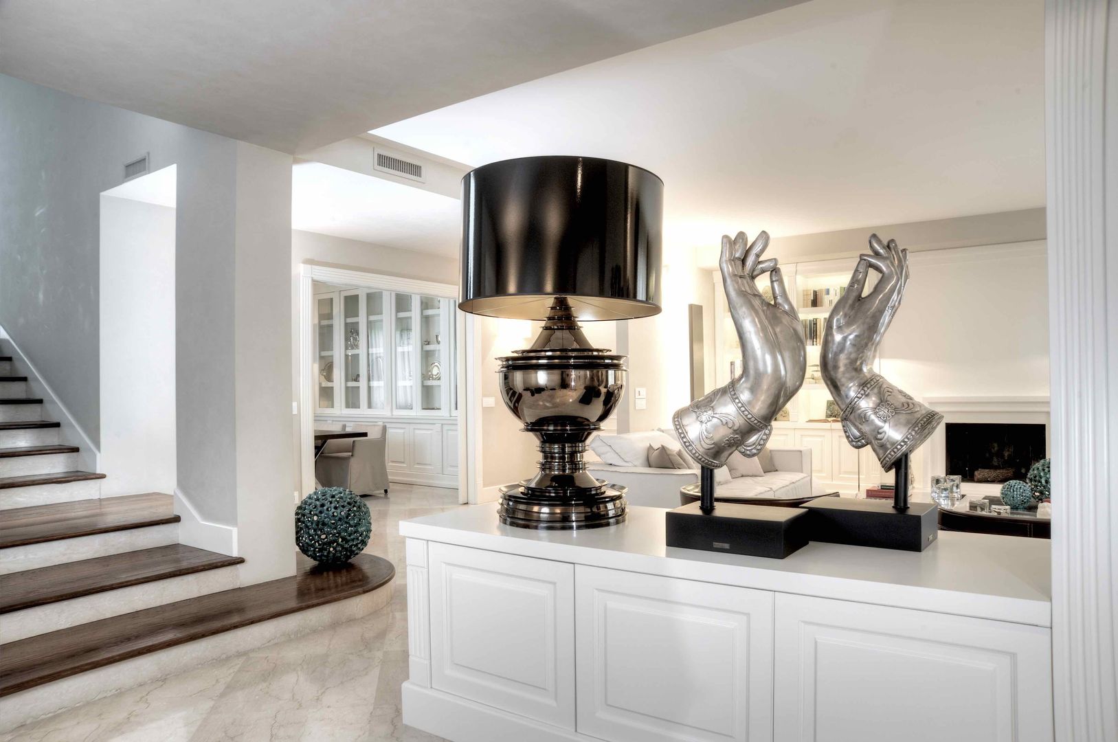 "White Without Time", Ernesto Fusco Interior Designer Ernesto Fusco Interior Designer Modern Koridor, Hol & Merdivenler Ahşap Ahşap rengi entrance,white,decor,lights,marble,wood,eclettic