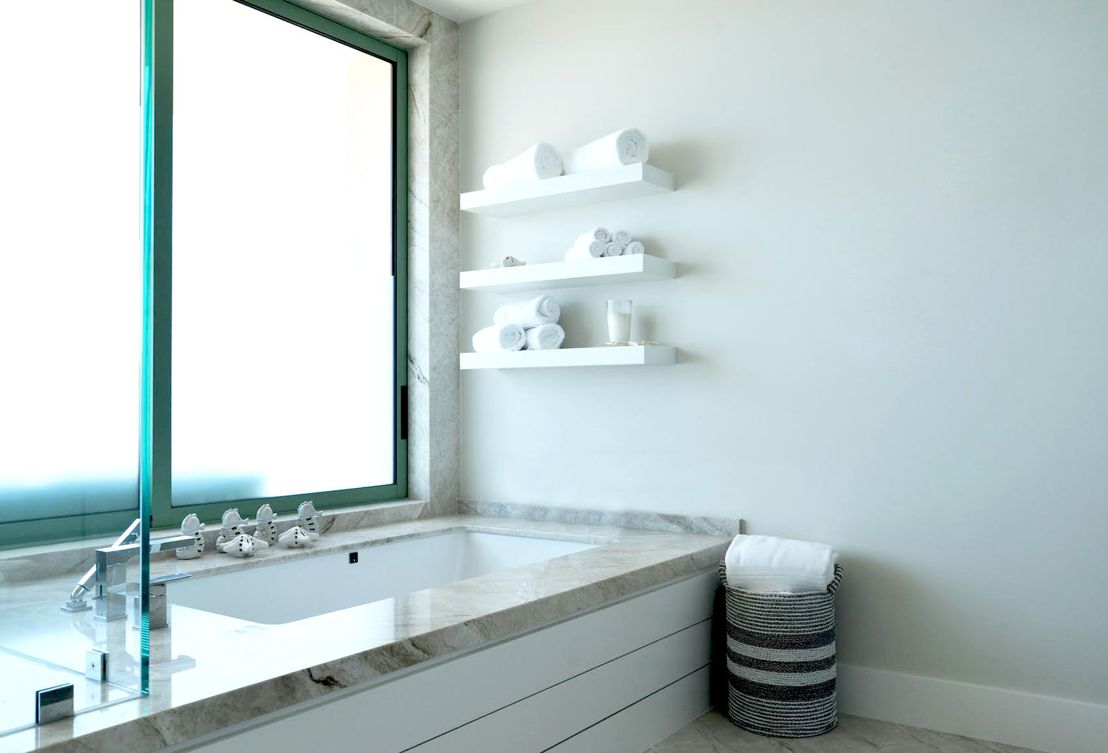 Malibu Decor by Erika Winters Inc. Design, Erika Winters® Design Erika Winters® Design Modern bathroom