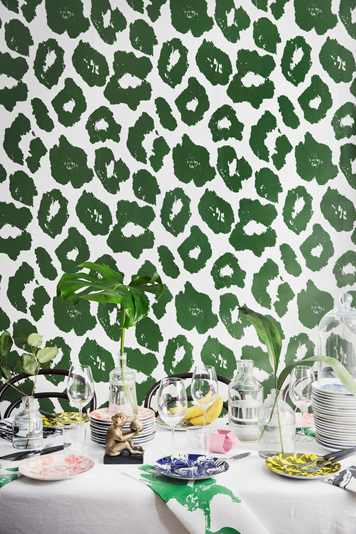 Cleo Wallpaper Studio Lisa Bengtsson Paredes y pisos de estilo tropical Papel tapiz