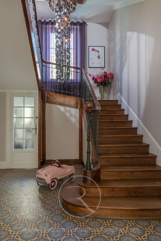 Un second souffle - Visite privée de la maison G, Sandrine RIVIERE Photographie Sandrine RIVIERE Photographie Pasillos, vestíbulos y escaleras eclécticos Madera Acabado en madera