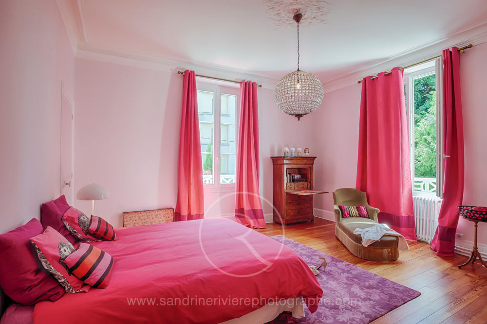 Chambre rose Sandrine RIVIERE Photographie Chambre originale Meubles,Fenêtre,Immeuble,Décoration,Confort,Design d&#39;intérieur,Rideau,Bois,Chaise,Textile