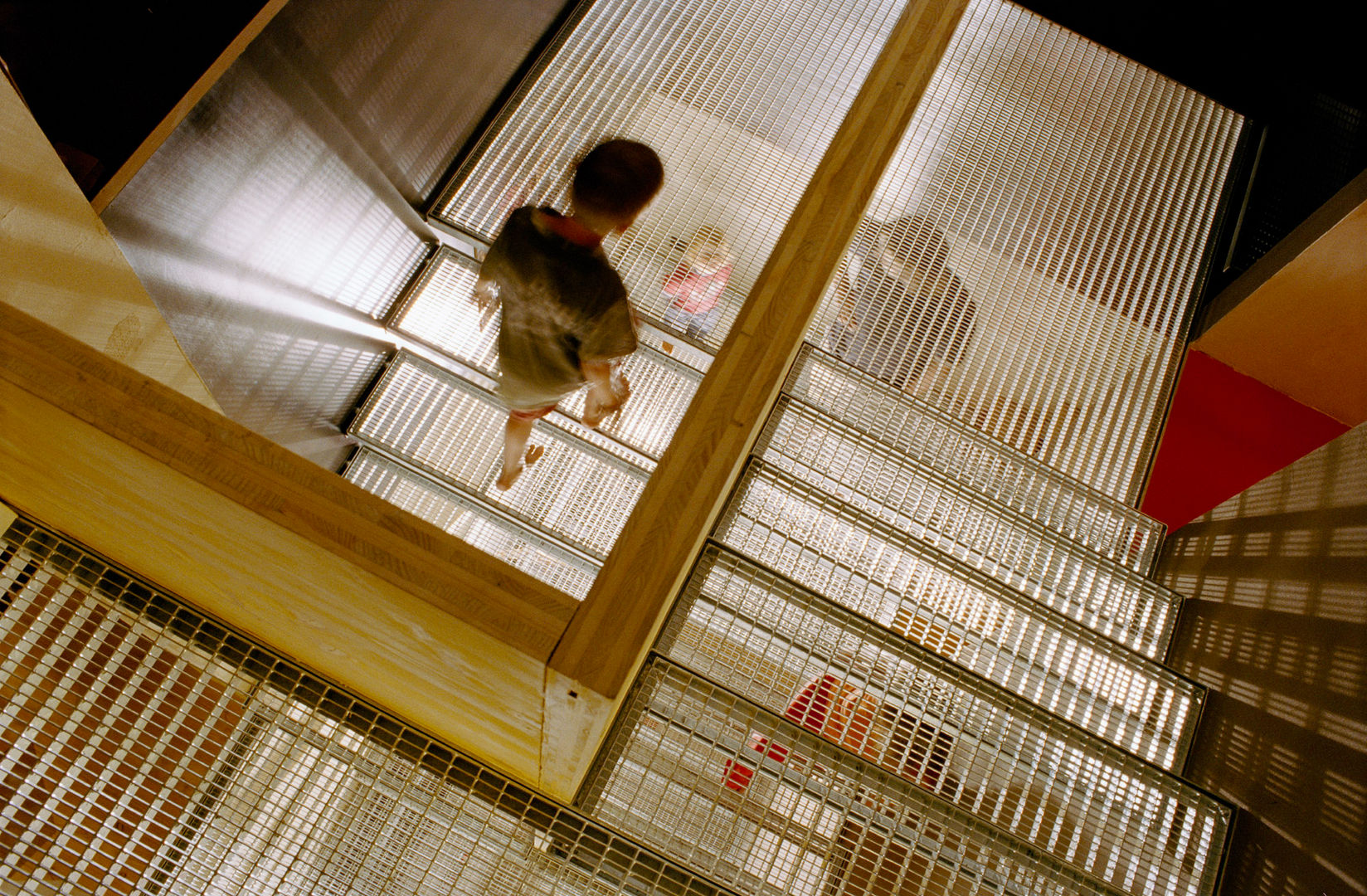 steel grating stairs allmermacke Pasillos, vestíbulos y escaleras modernos Hierro/Acero