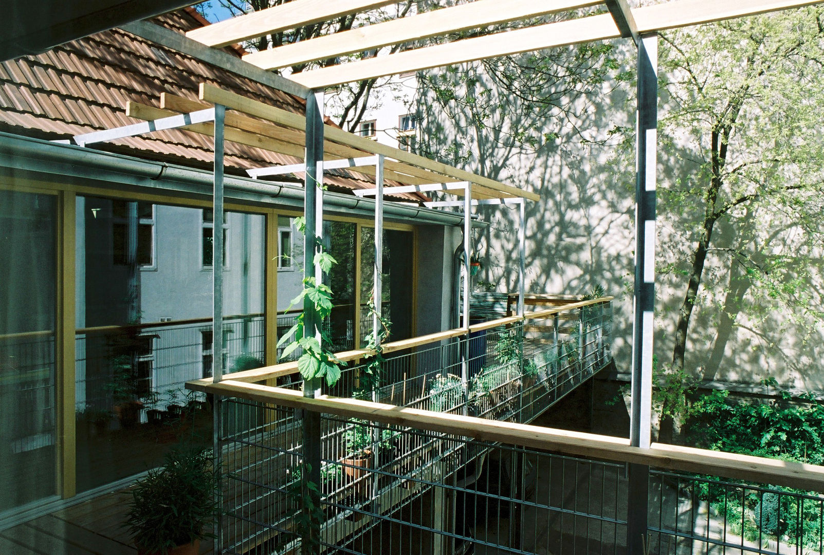 green space—railing and pergola allmermacke Modern terrace Wood Wood effect