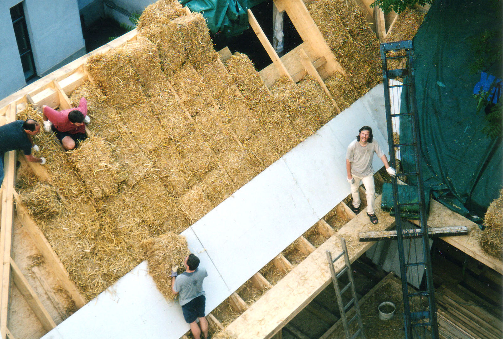 strawbale insulation allmermacke Modern Evler Sisal Mavi