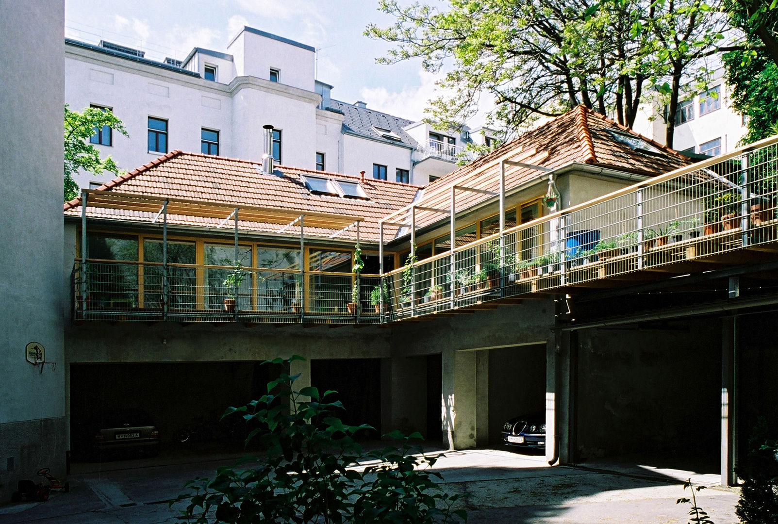 courtyard view allmermacke Modern houses