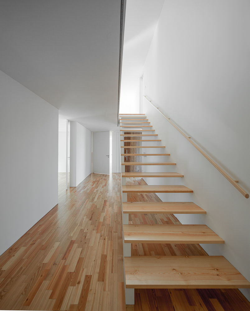 a, PEDROHENRIQUE|ARQUITETO PEDROHENRIQUE|ARQUITETO Modern Corridor, Hallway and Staircase