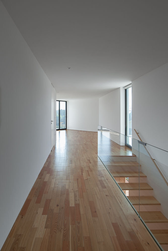 a, PEDROHENRIQUE|ARQUITETO PEDROHENRIQUE|ARQUITETO Modern corridor, hallway & stairs