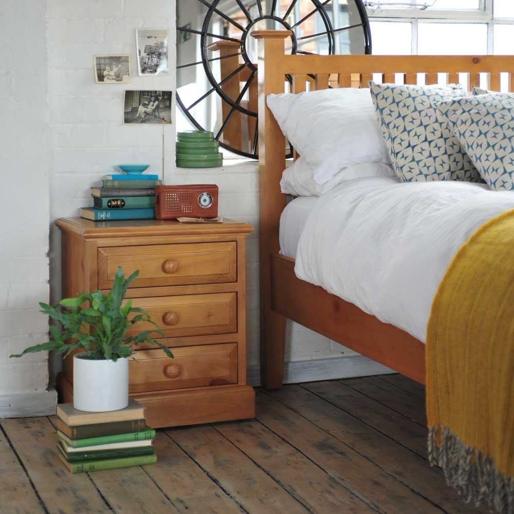 Windsor Pine 3 Drawer Bedside Cabinet The Cotswold Company Kamar Tidur Gaya Country Kayu Wood effect