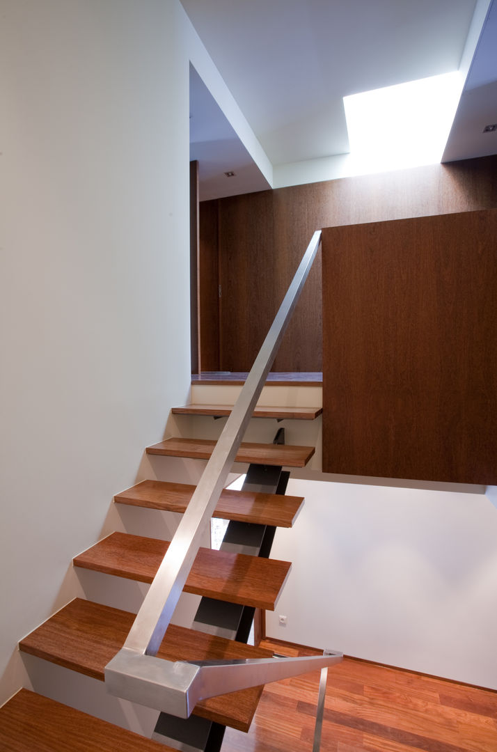 Casa F+M, joão rapagão joão rapagão Modern Corridor, Hallway and Staircase