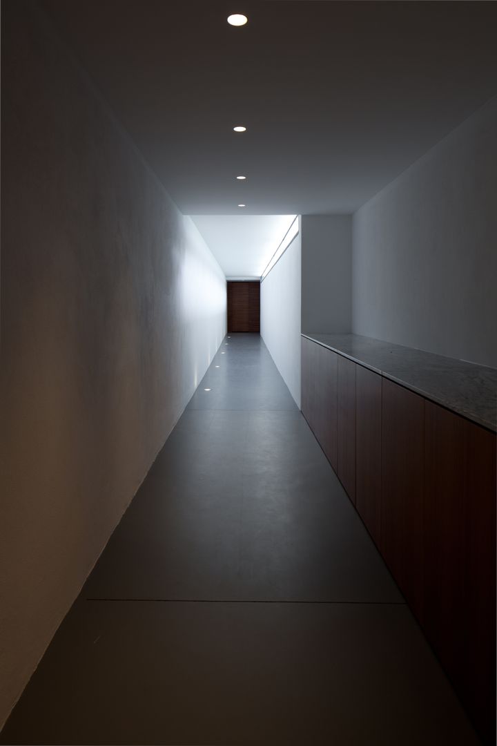 CASA M+F, joão rapagão joão rapagão Modern corridor, hallway & stairs