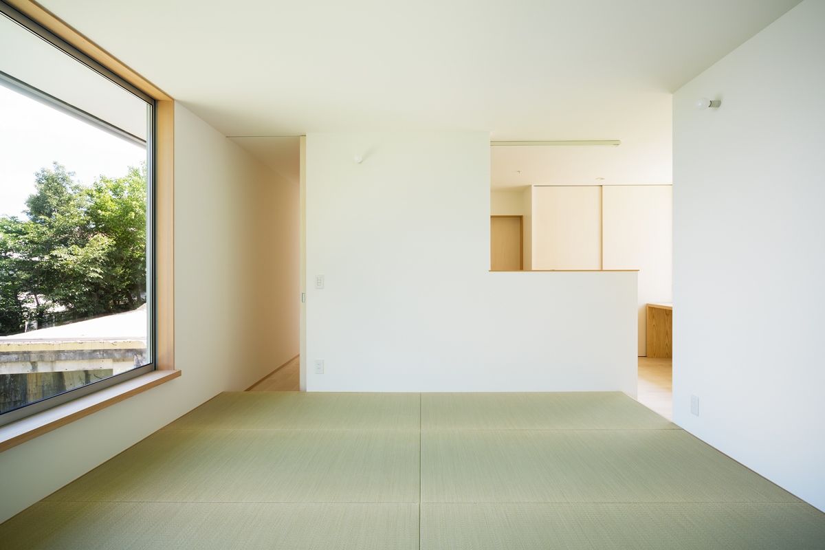 大高の家/ House in Odaka, 市原忍建築設計事務所 / Shinobu Ichihara Architects 市原忍建築設計事務所 / Shinobu Ichihara Architects غرفة المعيشة أنسجة طبيعية Beige