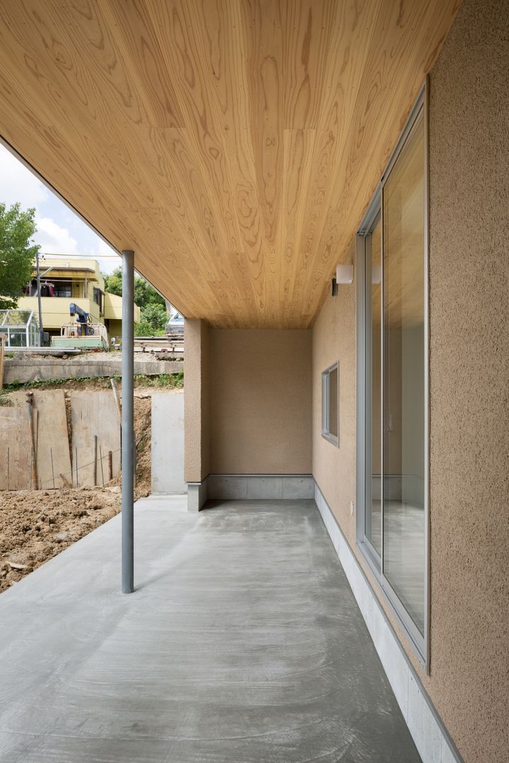 大高の家/ House in Odaka, 市原忍建築設計事務所 / Shinobu Ichihara Architects 市原忍建築設計事務所 / Shinobu Ichihara Architects Balkon, Beranda & Teras Gaya Skandinavia Parket Multicolored