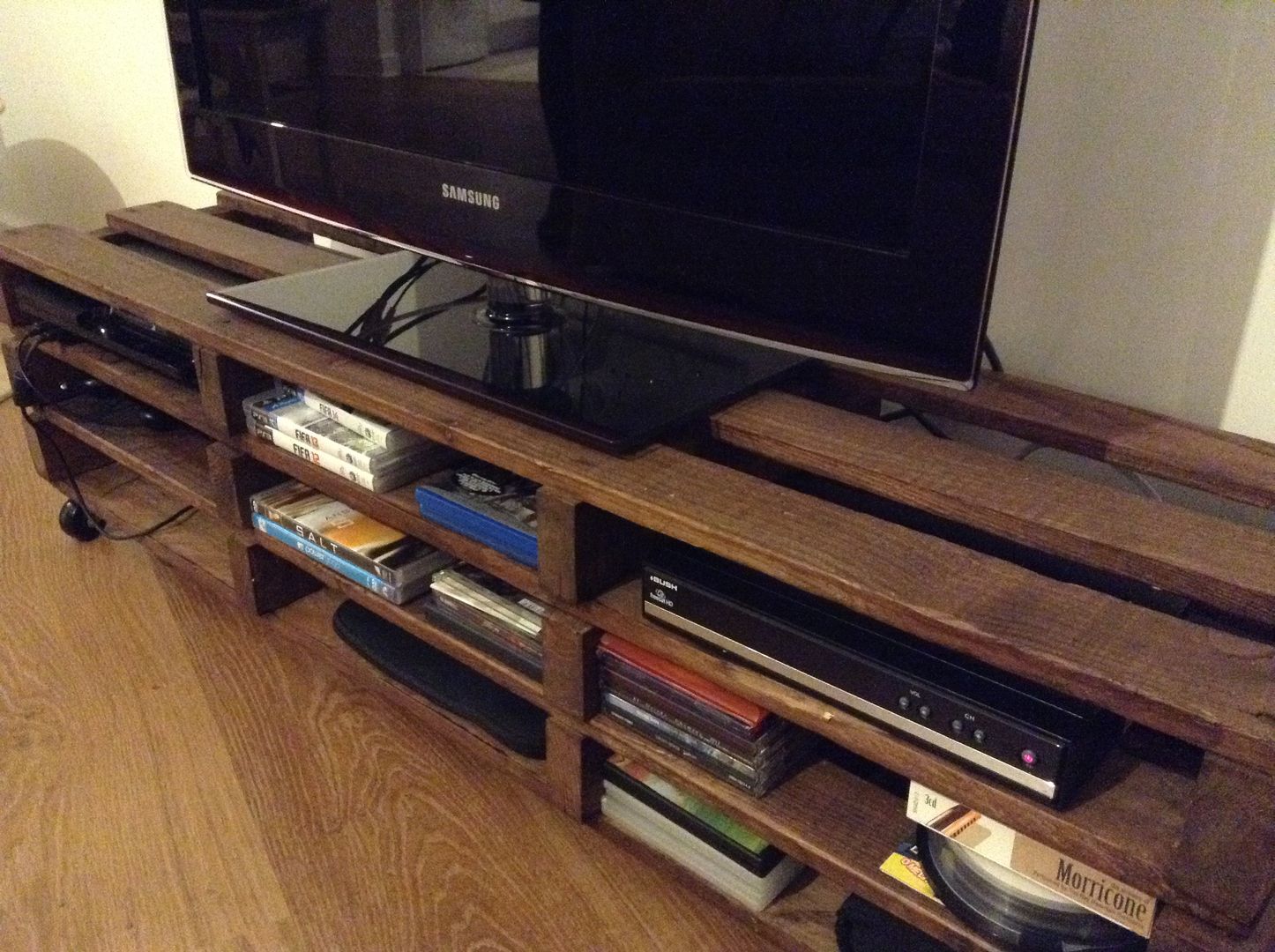 Pallet TV stand and shelving homify Salas de estilo rústico Madera Acabado en madera Muebles de televisión y dispositivos electrónicos