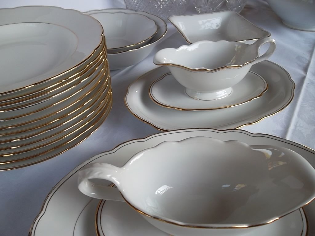 homify Dapur Klasik Porselen Cutlery, crockery & glassware