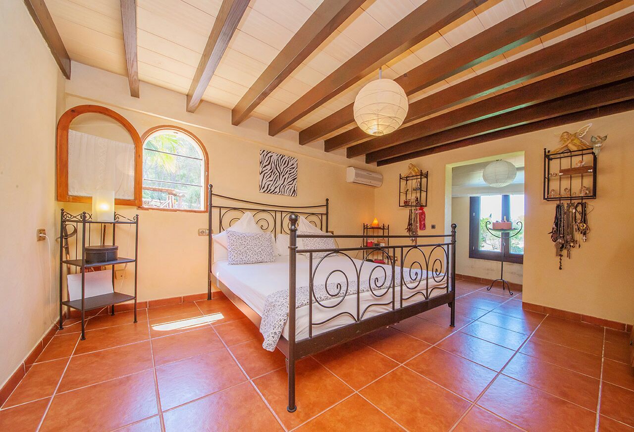 Villa S'Aranjassa, Lola Lola Colonial style bedroom Iron/Steel Beds & headboards