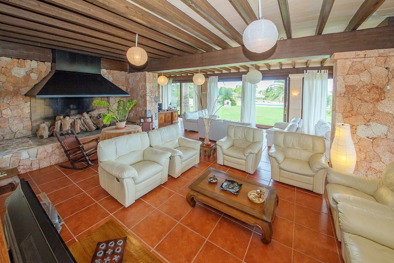 Villa S'Aranjassa auf Mallorca, Dolores Boix Dolores Boix Living room Solid Wood Multicolored Accessories & decoration