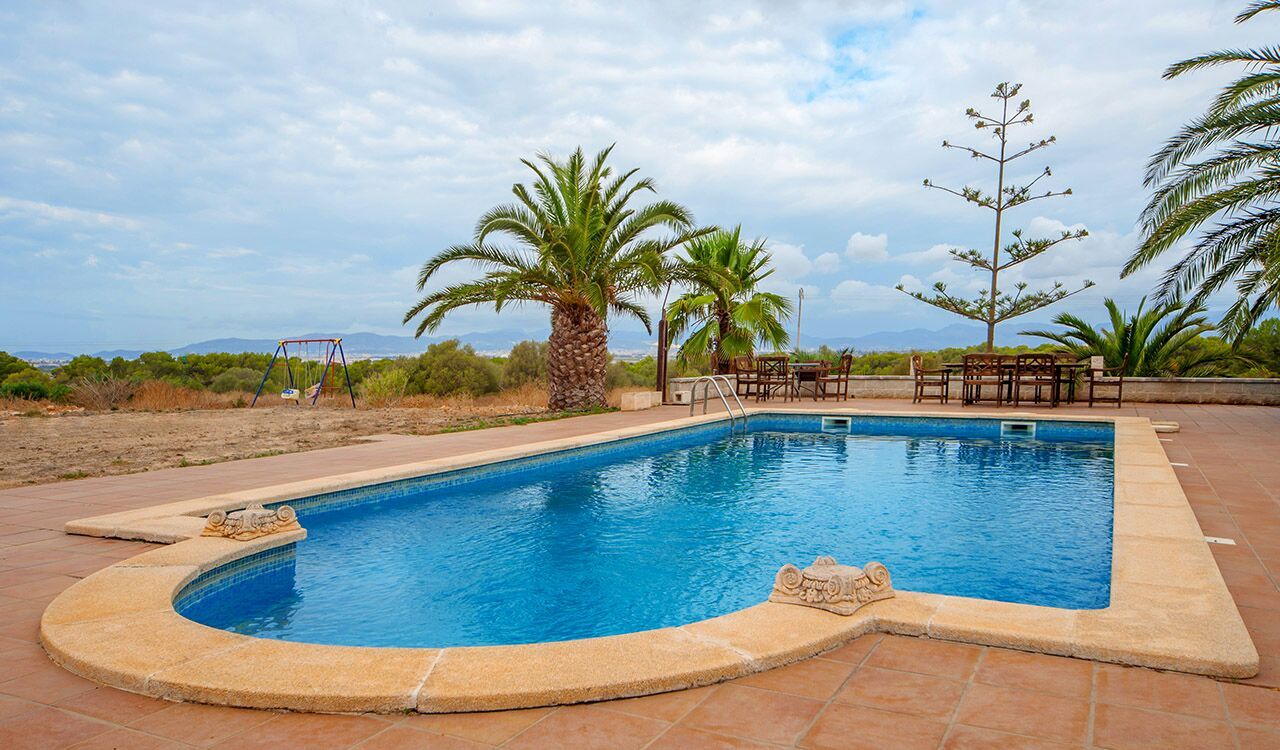 Villa S'Aranjassa auf Mallorca, Dolores Boix Dolores Boix Colonial style pool Stone Pool