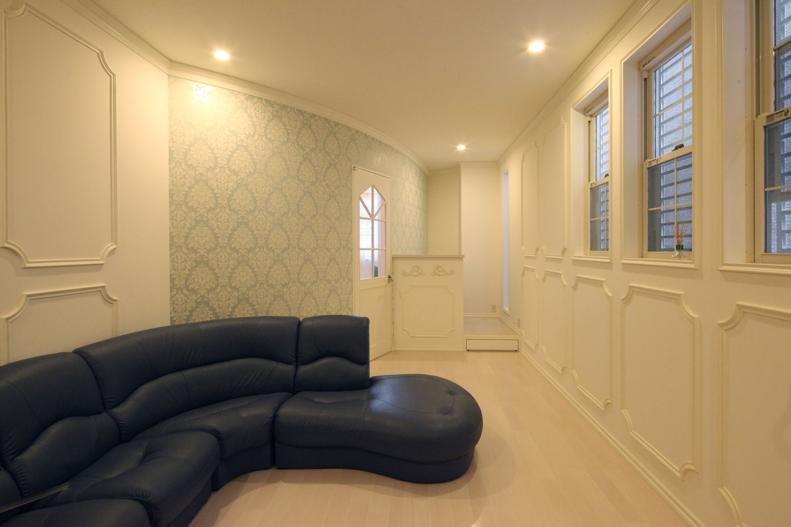 サンルームと吹抜のある家－古城のように－, 一級建築士事務所アトリエｍ 一級建築士事務所アトリエｍ Classic style living room