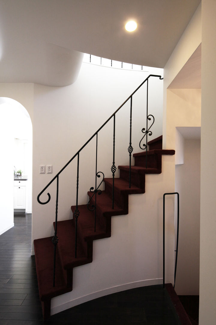 サンルームと吹抜のある家－古城のように－, 一級建築士事務所アトリエｍ 一級建築士事務所アトリエｍ Classic style corridor, hallway and stairs