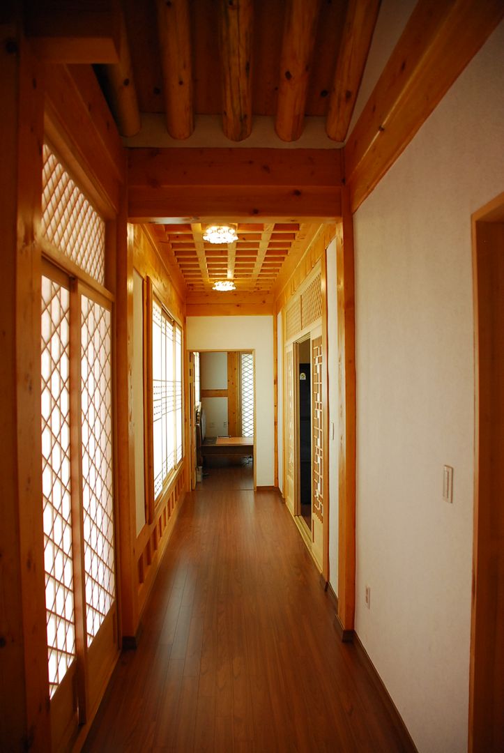 장흥리 한옥마을 내 주택, 금송건축 금송건축 Asian style corridor, hallway & stairs
