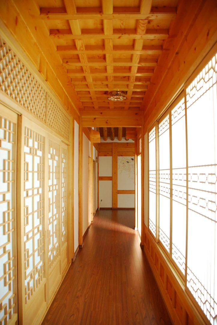 장흥리 한옥마을 내 주택, 금송건축 금송건축 Couloir, entrée, escaliers asiatiques