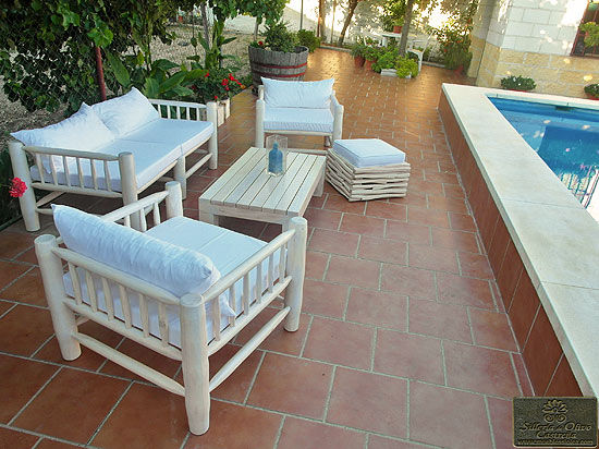 CONJUNTO PARA TERRAZA., MUEBLES DE OLIVO SIOLCA MUEBLES DE OLIVO SIOLCA Mediterraner Garten Massivholz Mehrfarbig Möbel