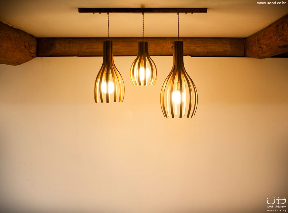 월넛 행잉 펜던트 조명 _ Curve Pendant Lighting , 유닛디자인 유닛디자인 Modern dining room Wood Wood effect Lighting