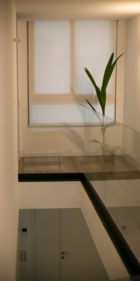 homify Minimalist corridor, hallway & stairs Glass