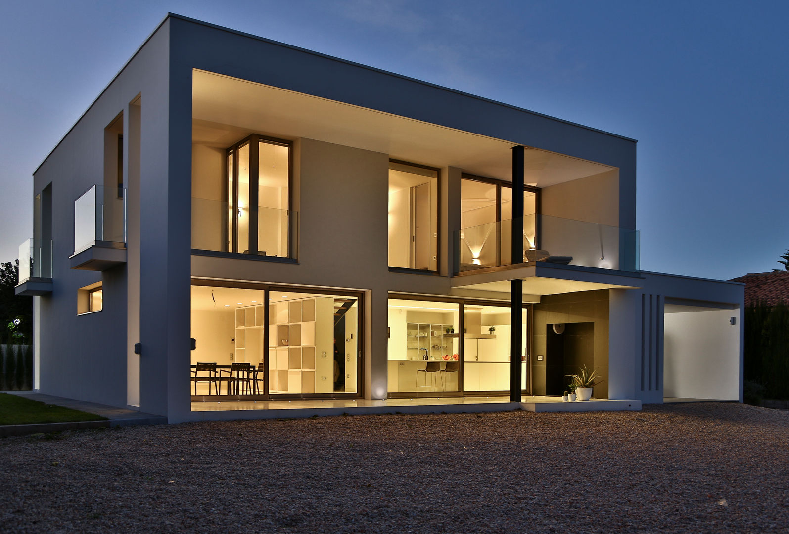 Fachada de la casa de hormigón y vidrio homify Casas unifamiliares Concreto